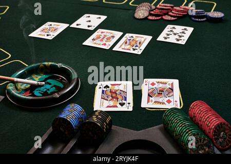 Poker spielen und den Pot mit einem vollen Haus gewinnen Stockfoto