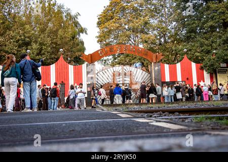 Menschen stehen Schlange vor dem Club Sisyphos in Berlin am 30. September 2023. Klubkultur in Berlin *** Leute warteten vor dem Club Sisyphos in Berlin am 30 2023. September Club Culture in Berlin Credit: Imago/Alamy Live News Stockfoto