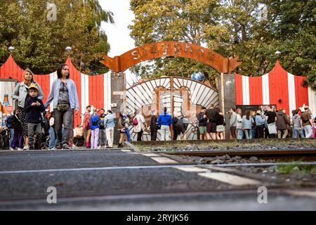 Menschen stehen Schlange vor dem Club Sisyphos in Berlin am 30. September 2023. Klubkultur in Berlin *** Leute warteten vor dem Club Sisyphos in Berlin am 30 2023. September Club Culture in Berlin Credit: Imago/Alamy Live News Stockfoto