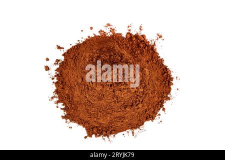 Gemahlener Kaffee. Geröstete Kaffeebohnen, gemahlener Kaffee und Instantkaffee in Schüsseln auf dunklem Hintergrund. Stockfoto