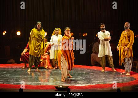 l-r: Anaka Maharaj-Sandhu, Ellora Patnaik, Navtej Sandhu, Shawn Ahmed, Munish Sharma in DER MAHABHARATA präsentiert vom Why Not Theatre (Toronto, Kanada) im Barbican Theatre, London EC2 01/10/2023 Originalmusik und Sound: John Gzowski & Suba Sankaran Set Design: Lorenzo Savoini Kostüme: Kevin Gillian Gallow Beleuchtung: Kevin Lamotte HANA S Kim Choreographie: Brandy Leary Regisseure: Ravi Jain & Miriam Fernandes Stockfoto