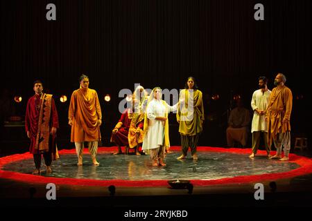 l-r: Darren Kuppan, Navtej Sandhu, Ajay Chhabra, Sukania Venugopal, Ellora Patnaik, Anaka Maharaj-Sandhu, Shawn Ahmed, Munish Sharma im MAHABHARATA präsentiert vom Why Not Theatre (Toronto, Kanada) im Barbican Theatre, London EC2 01/10/2023 Originalmusik und Sound: John Gzowski & Suba Sankaran Bühnenbild: Lorenzo Savoini Kostüme: Gillian Gallow Beleuchtung: Kevin Lamotearte Projektionen: HANA S Kim Choreographie: Brandy Leary Ravi Jain Und Miriam Fernandes Stockfoto