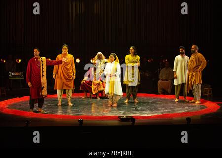 l-r: Darren Kuppan, Navtej Sandhu, Ajay Chhabra, Sukania Venugopal, Ellora Patnaik, Anaka Maharaj-Sandhu, Shawn Ahmed, Munish Sharma im MAHABHARATA präsentiert vom Why Not Theatre (Toronto, Kanada) im Barbican Theatre, London EC2 01/10/2023 Originalmusik und Sound: John Gzowski & Suba Sankaran Bühnenbild: Lorenzo Savoini Kostüme: Gillian Gallow Beleuchtung: Kevin Lamotearte Projektionen: HANA S Kim Choreographie: Brandy Leary Ravi Jain Und Miriam Fernandes Stockfoto