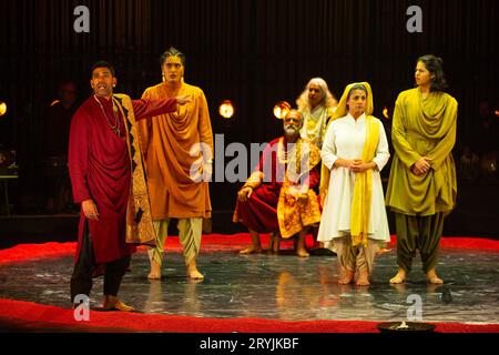 l-r: Darren Kuppan, Navtej Sandhu, Ajay Chhabra, Sukania Venugopal, Ellora Patnaik, Anaka Maharaj-Sandhu in DER MAHABHARATA präsentiert vom Why Not Theatre (Toronto, Kanada) im Barbican Theatre, London EC2 01/10/2023 Originalmusik und Sound: John Gzowski & Suba Sankaran Set Design: Lorenzo Savoini Kostüme: Gillian Gallow Beleuchtung: Kevin Lamotte Projektionen: HANA S Kim Choreographie: Brandy Leary Regisseure: Ravi Jain Und Miriam Fernandes Stockfoto