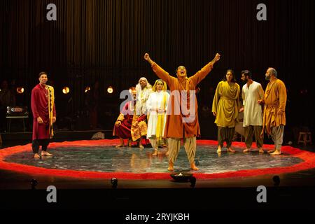 l-r: Darren Kuppan, Ajay Chhabra, Sukania Venugopal, Ellora Patnaik, Navtej Sandhu, Anaka Maharaj-Sandhu, Shawn Ahmed, Munish Sharma im MAHABHARATA präsentiert vom Why Not Theatre (Toronto, Kanada) im Barbican Theatre, London EC2 01/10/2023 Originalmusik und Sound: John Gzowski & Suba Sankaran Bühnenbild: Lorenzo Savoini Kostüme: Gillian Gallow Beleuchtung: Kevin Lamotearte Projektionen: HANA S Kim Choreographie: Brandy Leary Ravi Jain Und Miriam Fernandes Stockfoto