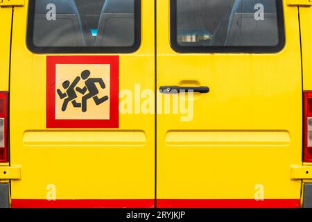 Rückansicht des gelben Schulbusses Stockfoto