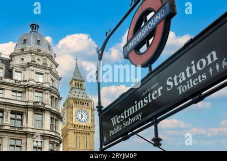 LONDON - 12. August: Londoner U-Bahn-Schild an der Westminster-Station am 12. August 2023 in London, Großbritannien. Das System bedient 270 Stationen und verfügt über 402 Ki Stockfoto