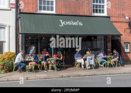 Die Gäste genießen Getränke an den Tischen am Josie's Coffee Shop in Bishop's Waltham High Street, Hampshire, England, Großbritannien Stockfoto