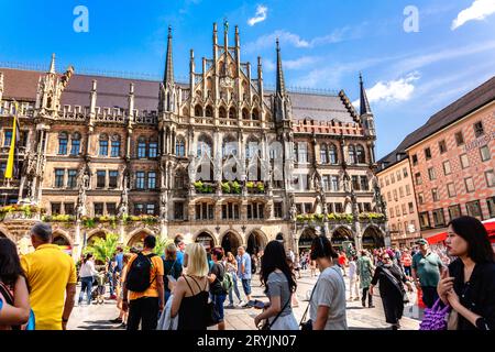 München, Deutschland - 22. Juli 2023: Panoramablick auf das Rathaus Marienplatz in München, Bayern, Deutschland Stockfoto