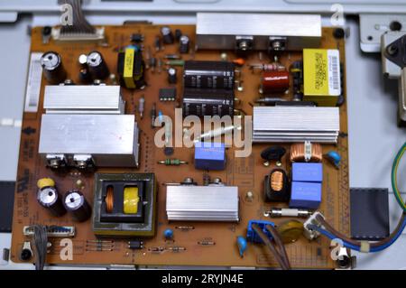 Kairo, Ägypten, September 26 2023: Innenraum der Hauptplatine des LCD-Fernsehers, Kabel, Transformatoren, Widerstand, IC, Kondensatoren, Reparatur Mo Stockfoto