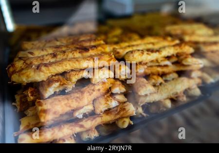 Blätterteigkuchen in einem Schaufenster. Burek. Stockfoto