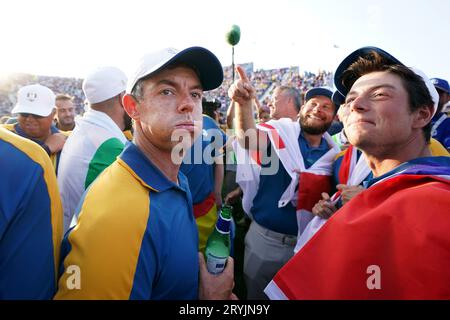 Rory McIlroy feiert, nachdem Europa den Ryder Cup nach dem Sieg über die USA am dritten Tag des 44. Ryder Cup im Marco Simone Golf and Country Club in Rom, Italien, wieder gewonnen hat. Bilddatum: Sonntag, 1. Oktober 2023. Stockfoto