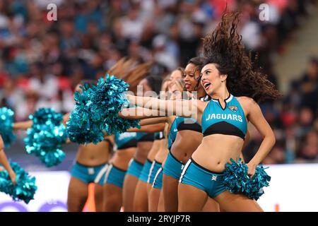 Wembley Stadium, London, Großbritannien. Oktober 2023. NFL UK Football, Atlanta Falcons gegen Jacksonville Jaguars; Jacksonville Jaguars Cheerleader spielen für die Menge Credit: Action Plus Sports/Alamy Live News Stockfoto