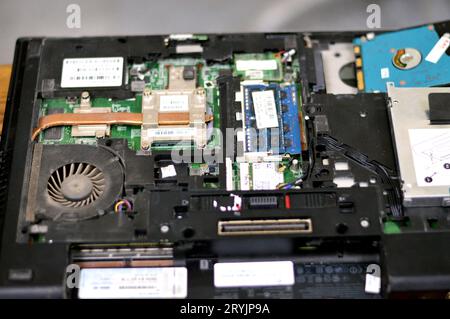 Kairo, Ägypten, 5. September 2023: Wartung eines Laptops, Behebung eines Problems in einer Computerhardware, Austausch von PC-Komponenten, Fixierung und technische Unterstützung Stockfoto