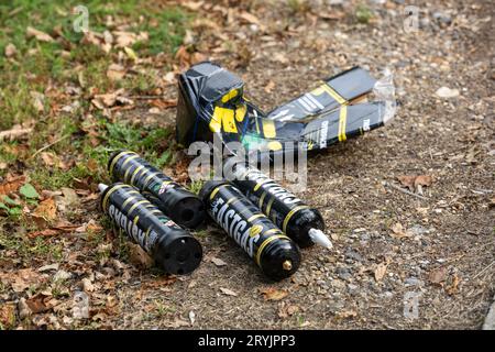 Schnellgaskannister auf einem Zaum-Weg, der auf Stickoxid, NOx, Missbrauch von Brentwood Essex hinweist Stockfoto