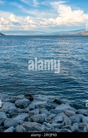 Okanagan See Übersicht an einem hellen Sommertag Stockfoto