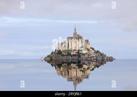 Abbay von Mont Saint Michel und die Reflexion über das Wasser in Frankreich Stockfoto