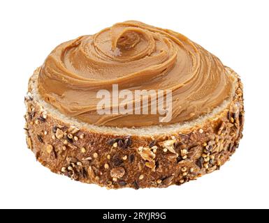 Brotscheibe mit Erdnussbutter, isoliert auf weißem Hintergrund Stockfoto