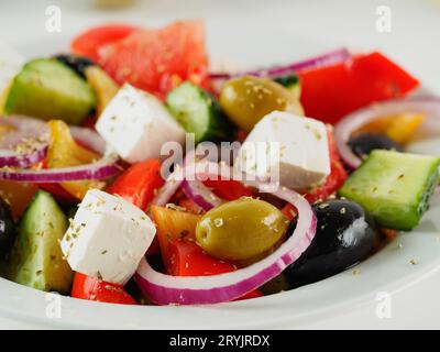 Griechischer Salat auf dem Tisch, Nahaufnahme Stockfoto