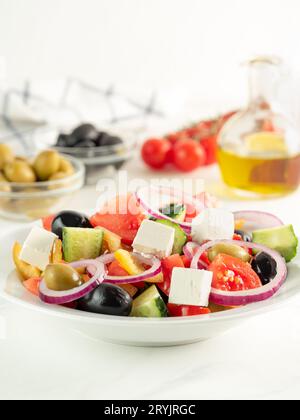 Griechischer Salat auf dem Tisch, vertikal Stockfoto