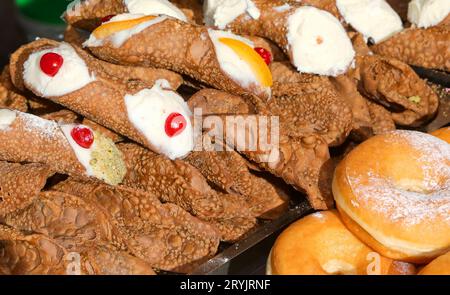 Krapfen und italienisches Dessert, typisch für Sizilien in Italien, genannt CANNOLO SICILIANO zum Verkauf Stockfoto