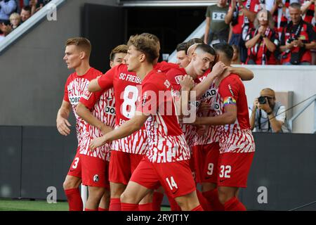 Freiburg, Deutschland. Oktober 2023. Freiburg, Deutschland 01. Oktober 2023: 1. BL - 2023/2024 - SC Freiburg vs. FC Augsburg im Bild: Vincenzo Grifo (SC Freiburg) jubelt nach seinem Tor zum 1:0 mit seinen Mannschaftskollegen, /// DFL-Vorschriften verbieten jede Verwendung von Fotografien als Bildsequenzen und/oder Quasi-Video /// Credit: dpa/Alamy Live News Stockfoto