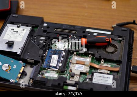 Kairo, Ägypten, 5. September 2023: Wartung eines Laptops, Behebung eines Problems in einer Computerhardware, Austausch von PC-Komponenten, Fixierung und technische Unterstützung Stockfoto