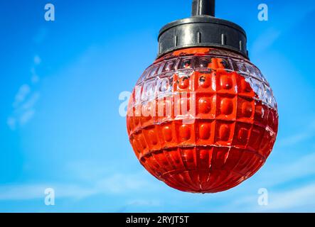 Rote Glaslaterne auf dem Hintergrund des Himmels Stockfoto