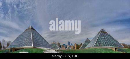 Edmonton, Alberta. März 30, 2023. Panoramablick auf das Muttart Conservatory, botanische Gärten Glaspyramiden mit tropischen und Stockfoto