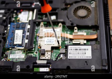 Kairo, Ägypten, 5. September 2023: Wartung eines Laptops, Behebung eines Problems in einer Computerhardware, Austausch von PC-Komponenten, Fixierung und technische Unterstützung Stockfoto