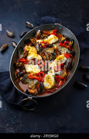 Traditionelle französische Meeresfrüchte-Bouillabaisse mit Kabeljau und Muscheln in Rotwein-Tomatensauce serviert als Blick von oben in einem rustikalen Coppe Stockfoto