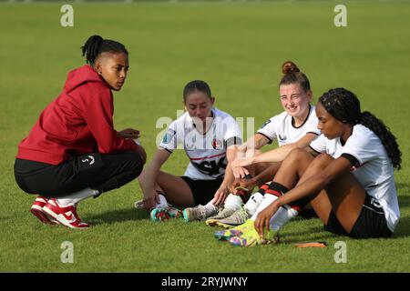 London, Großbritannien. Oktober 2023. London, 1. Oktober 2023: Elisha N’Dow (5 Charlton Athletic), Sophie O’Rourke (21 Charlton Athletic), Rebecca McKenna (2 Charlton Athletic) und Melissa Johnson (6 Charlton Athletic) am Ende des Spiels während des Barclays Womens Championship-Ligaspiels zwischen London City Lionesses und Charlton Athletic im Princes Park, London. (Pedro Soares/SPP) Credit: SPP Sport Press Photo. Alamy Live News Stockfoto