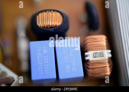 Kairo, Ägypten, September 26 2023: Innenraum der Hauptplatine des LCD-Fernsehers, Kabel, Transformatoren, Widerstand, IC, Kondensatoren, Reparatur Mo Stockfoto