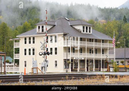 Skykomish, WA, USA - 22. September 2023; Damp Skykomish Hotel im historischen Viertel der Stadt Cascade Mountain Stockfoto