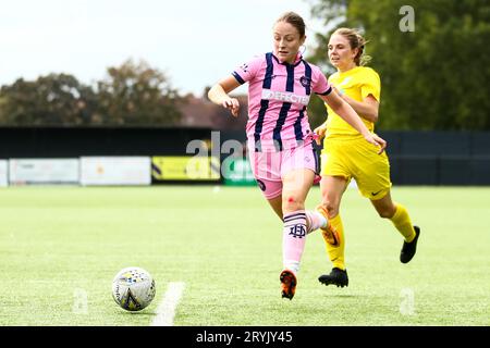 London, Großbritannien. Oktober 2023. London, England, 1. Oktober 2023: Jodie Lodge (2 Dulwich Hamlet) in Aktion während des Womens FA Cup: Qualifikationsspiel der 2. Runde zwischen Barking und Dulwich Hamlet im Barking Football Club in London, England. (Liam Asman/SPP) Credit: SPP Sport Press Photo. Alamy Live News Stockfoto