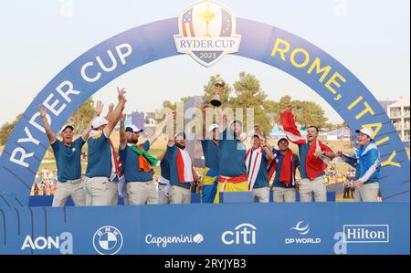 Rom, Italien. Oktober 2023. Das Team Europe feiert, nachdem es am letzten Tag des Ryder Cup im Marco Simone Golf Club, Rom, Italien, am Sonntag, den 1. Oktober 2023 den Ryder Cup mit viereinhalb Punkten gegen das Team USA gewonnen hat. Foto: Hugo Philpott/UPI Credit: UPI/Alamy Live News Stockfoto