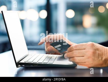 Hände, die Kreditkarte und mit Laptop. Online shopping Stockfoto