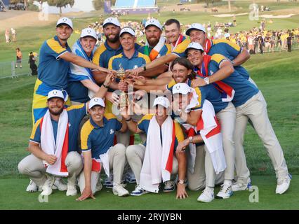 Rom, Italien. Oktober 2023. Das Team Europe feiert, nachdem es am letzten Tag des Ryder Cup im Marco Simone Golf Club, Rom, Italien, am Sonntag, den 1. Oktober 2023 den Ryder Cup mit viereinhalb Punkten gegen das Team USA gewonnen hat. Foto: Hugo Philpott/UPI Credit: UPI/Alamy Live News Stockfoto