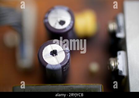 Kairo, Ägypten, September 26 2023: Innenraum der Hauptplatine des LCD-Fernsehers, Kabel, Transformatoren, Widerstand, IC, Kondensatoren, Reparatur Mo Stockfoto