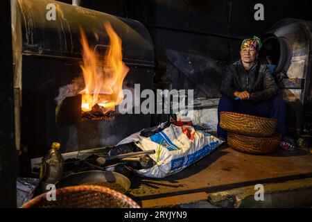 Eine Farmfrau in einem Ofen in Sapa Vietnam Stockfoto