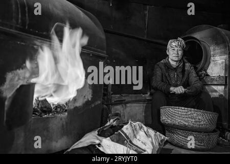 Eine Farmfrau in einem Ofen in Sapa Vietnam Stockfoto