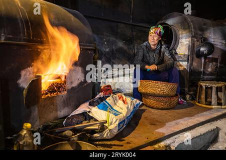 Eine Farmfrau in einem Ofen in Sapa Vietnam Stockfoto