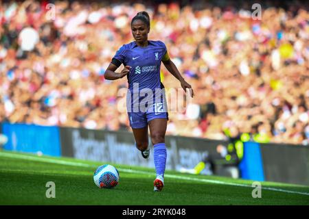 London am Sonntag, den 1. Oktober 2023. Taylor Hinds (12 iverpool) kontrolliert den Ball während des Barclays FA Women's Super League-Spiels zwischen Arsenal und Liverpool im Emirates Stadium, London am Sonntag, den 1. Oktober 2023. (Foto: Kevin Hodgson | MI News) Credit: MI News & Sport /Alamy Live News Stockfoto