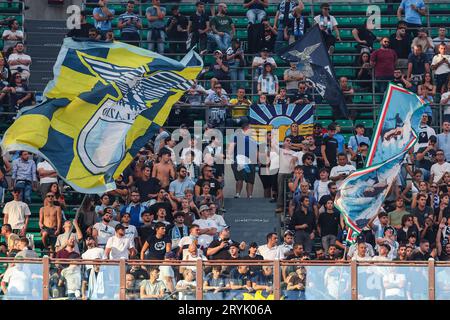 Mailand, Italien. September 2023 30. SS-Lazio-Fans während des Fußballspiels der Serie A 2023/24 zwischen AC Mailand und SS Lazio im San Siro Stadion, Mailand, Italien am 30. September 2023 Credit: Independent Photo Agency/Alamy Live News Stockfoto