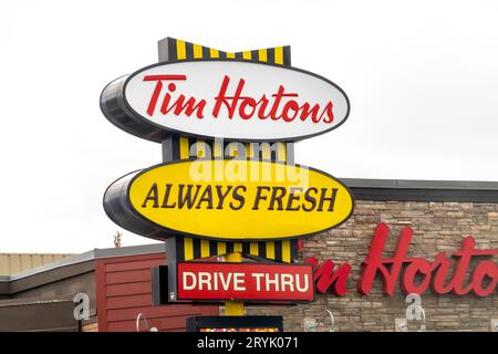 Calgary, Alberta, Kanada. April 2023. Ein Tim Hortons, immer frisch und Drive Through Schild. Stockfoto