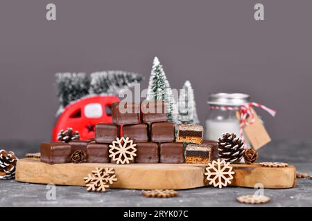 Deutsche Süßwaren, genannt „Dominosteine“. Traditionelle Weihnachtsbonbons, bestehend aus Lebkuchen, Gelee und Marzipanschichten, bedeckt mit Schokoladenzuckerguss Stockfoto