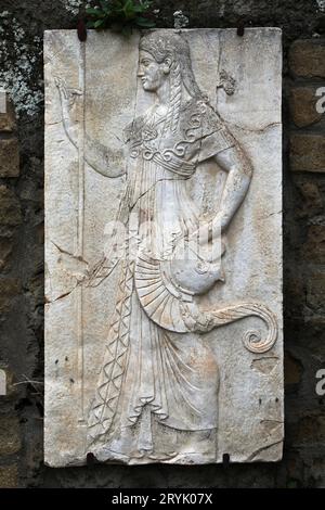 Bild der Göttin Minerva in den Felsen in Ercolano, Italien Stockfoto