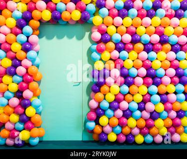 Türraum mit bunten Ballons - Konzept von Feier, Party, Happy Birthday. Stockfoto