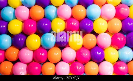 Bunte Ballons Hintergrund - echtes Foto, Konzept der Feier, Party, glücklich, Überraschung. Stockfoto