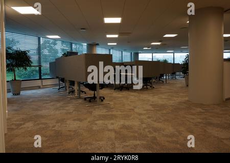 Büroschreibtische und -Stühle in einer Reihe Stockfoto